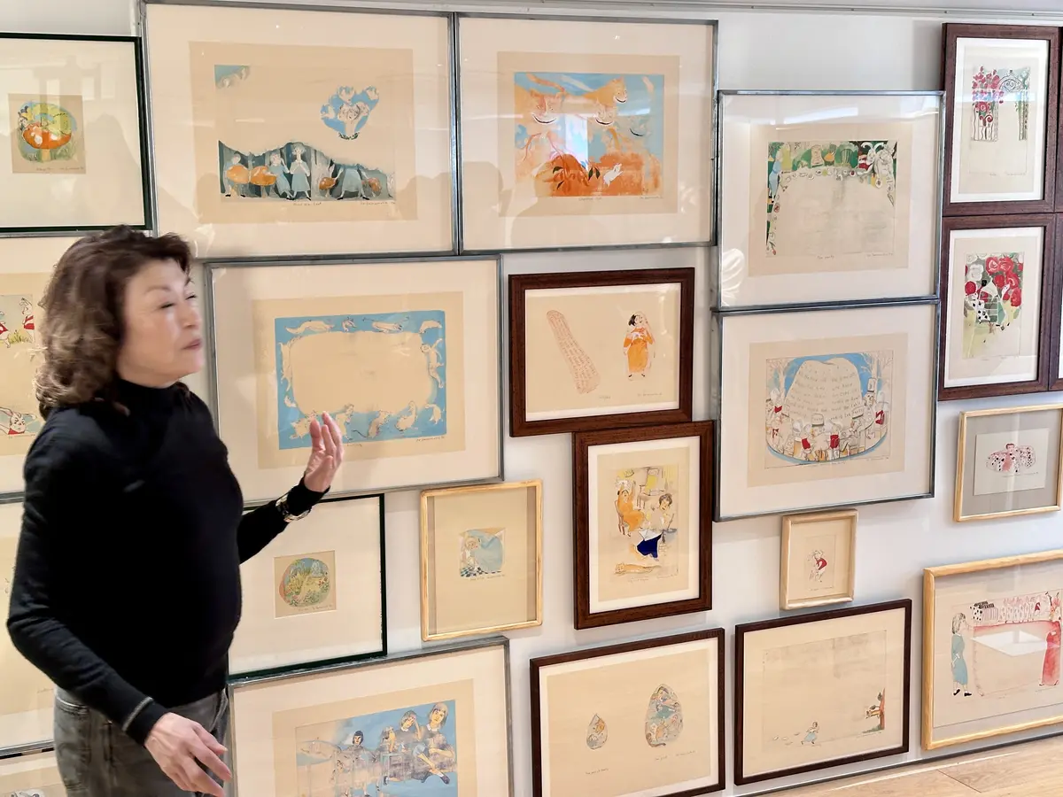 木の温もり感じる村上春樹ライブラリーと山の画像_7