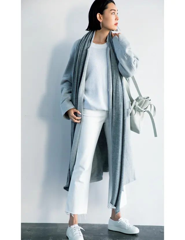 ピュアな白のインパクトで静かなグレーをぐっとリッチに