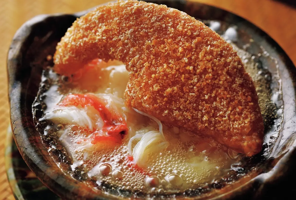 ふかひれの唐揚げ、「服部中村養鼈場」のすっぽんの小鍋仕立てと。