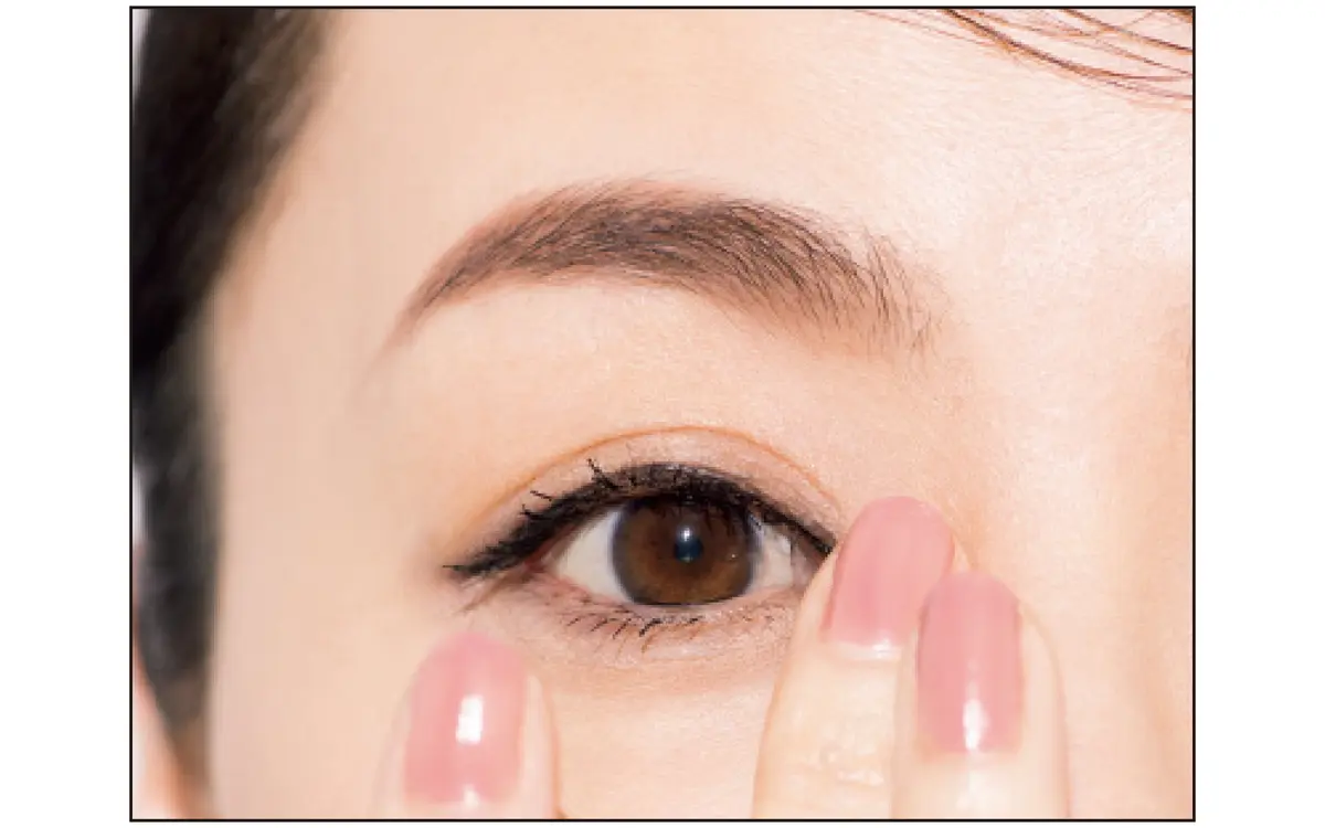 《1》目頭を「く」の字にきらめきで囲む