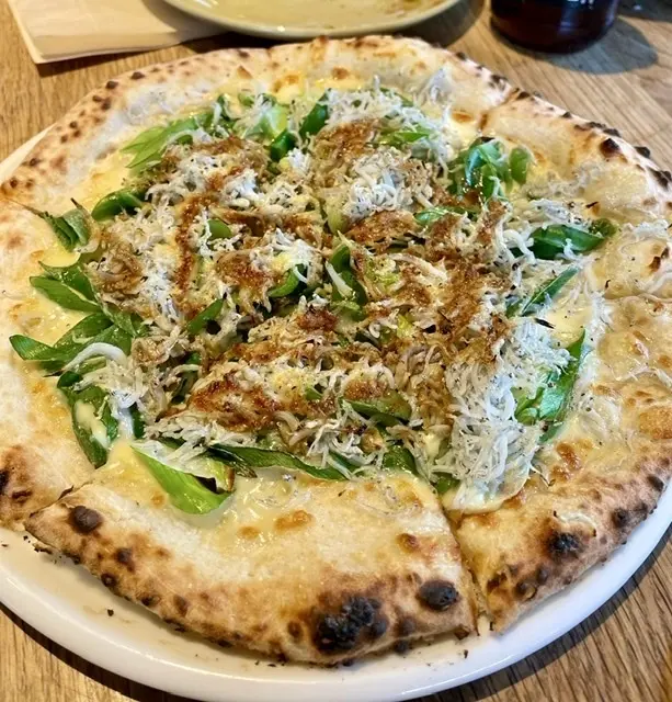 釜揚げしらす・九条ネギ・焦がしバター醤油のピッツァ