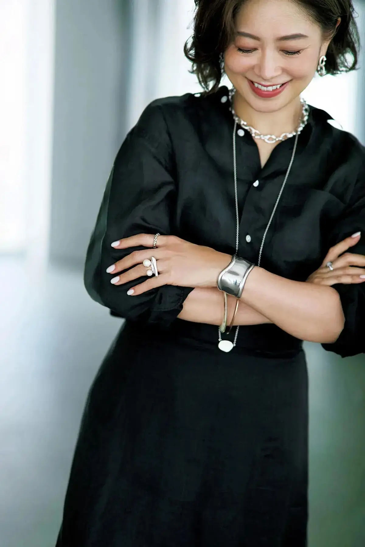 エディター 三尋木奈保さん  「上下とも黒は、この季節限定。涼やかな小物使いで私らしく」