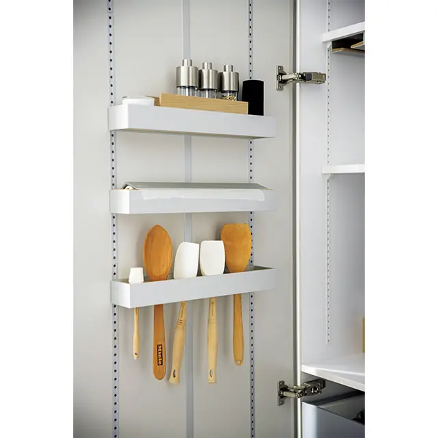 扉の内側にもラップやペーパー類のホルダ ーや、収納ポケットなどがつけられる