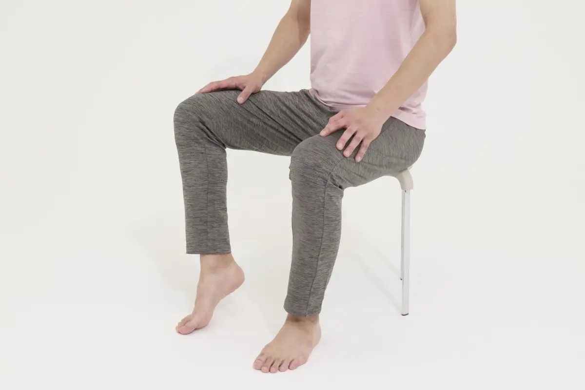 OurAge×Webエクラ　２）１の状態でかかとの上げ下げを行います。このとき、ふくらはぎの内側の筋肉に力を入れ、かかとを上げきることを意識して！　左右各10秒×２セット行います。-2