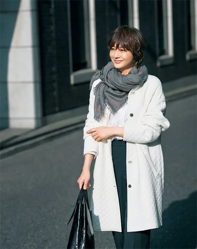 ニットコートはチェックのストールでほのかにトラッドの香りを