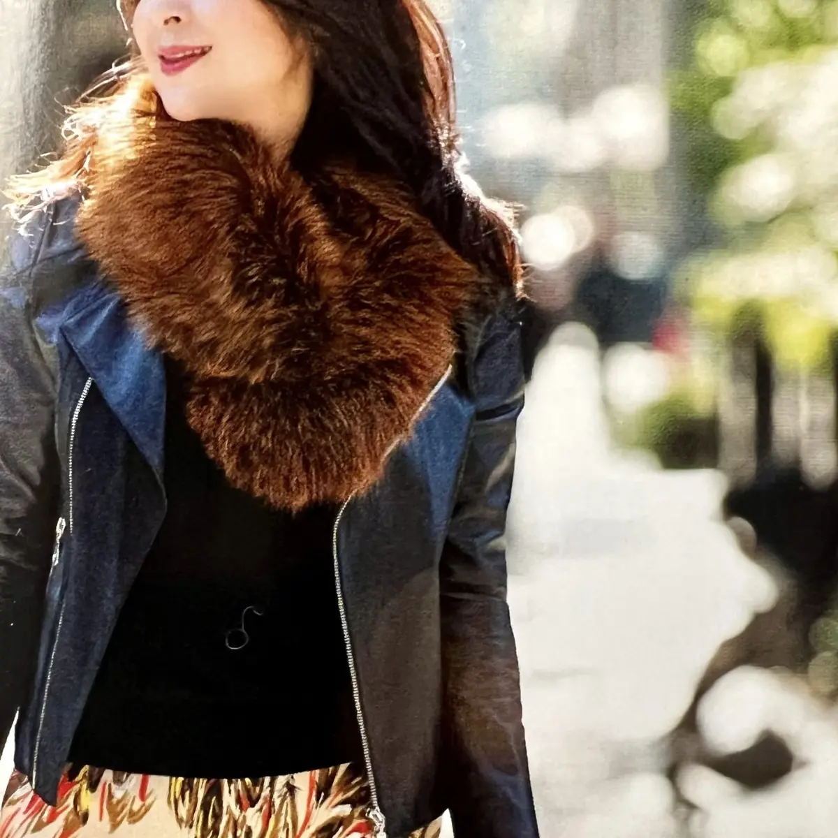 黒ライダースジャケット、黒ニット、ダークオレンジのファー