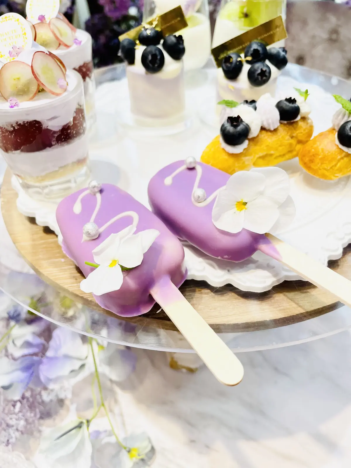 ソファ、テーブル席、Blouse、Skirt、vis、Shoes、shoel mine、スイーツ、パルフェ、パフェ、ケーキ、チョコレート、藤棚、藤、アーティフィシャルフラワー、クロワッサン、スープ、生ハム、オードブル、セイボリー、薄紫、紫色、紫、白、ブラウス、白ブラウス、フリル、フリルブラウス、シースルー、ストライプ、ロングヘア、パープル、purple、カップ、お茶、カフェ、カフェラテ、店内、HAUTE COUTURE • CAFE、HAUTE COUTURE • CAFE表参道、期間限定、Purple Afternoon Tea、オートクチュールカフェ、オートクチュールカフェ表参道、表参道、カフェ、アフタヌーンティー、HAUTE COUTURE CAFE、HAUTE COUTURE CAFE表参道、アイスバー、ケーキ薄紫、紫色