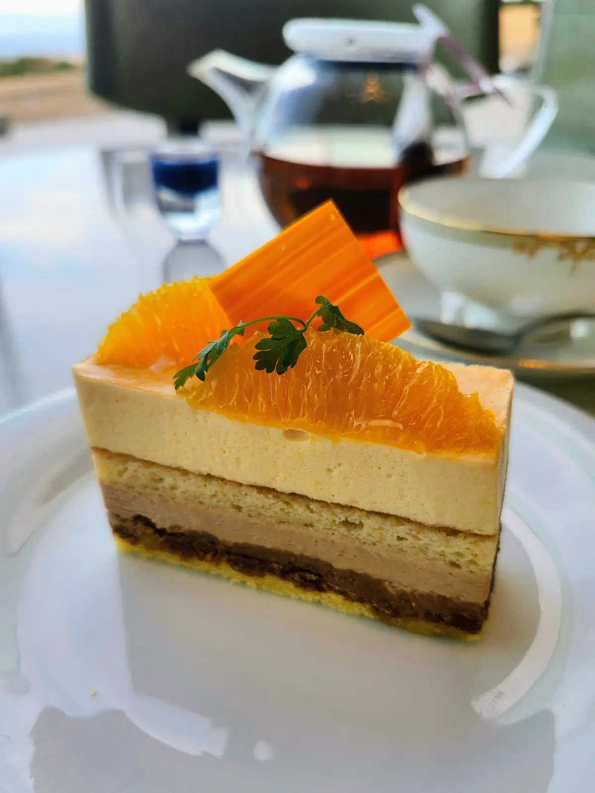 日本平ホテル、静岡旅行、ホテルラウンジ、ケーキセット、紅茶、40代ファッション、年末年始、旅コーディネート、富士山、絶景スポット、絶景ポイント