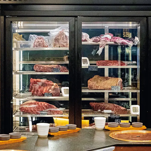 ショーケースに並ぶドライエイジングビーフ。ワインやウイスキーも豊富にそろう