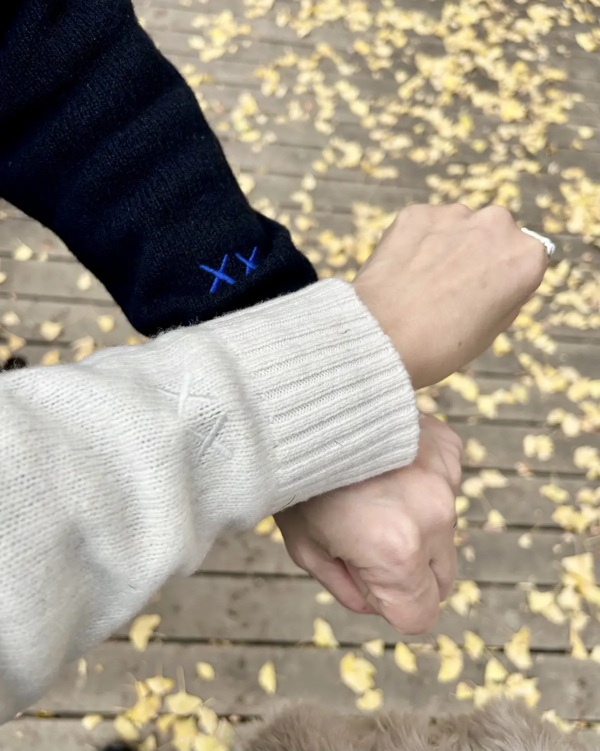 左の袖口はクロスの刺繍で可愛い