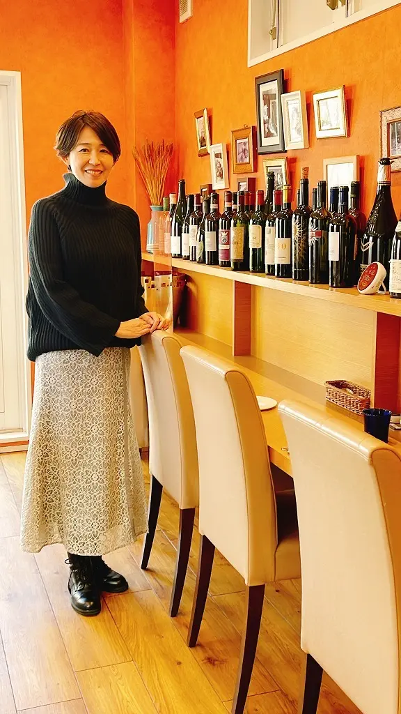 レースのマキシ丈スカートにショートヘアでの画像_2