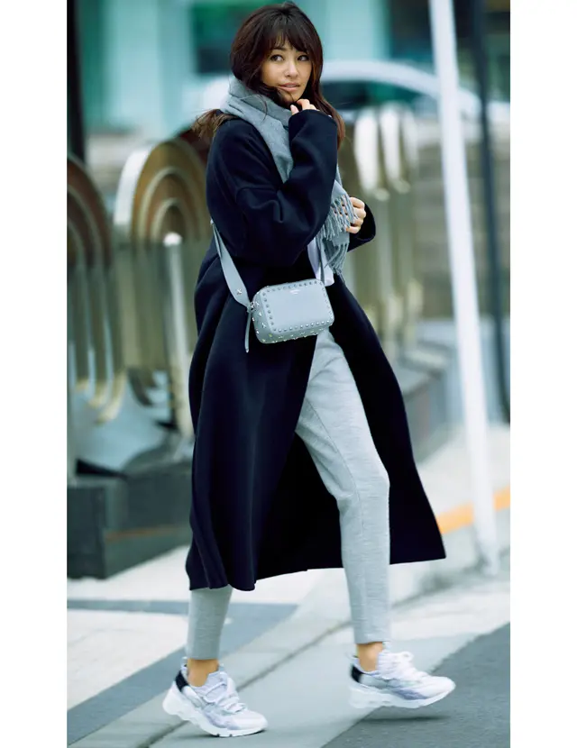 サードマガジンのウールコートを着用したRINA