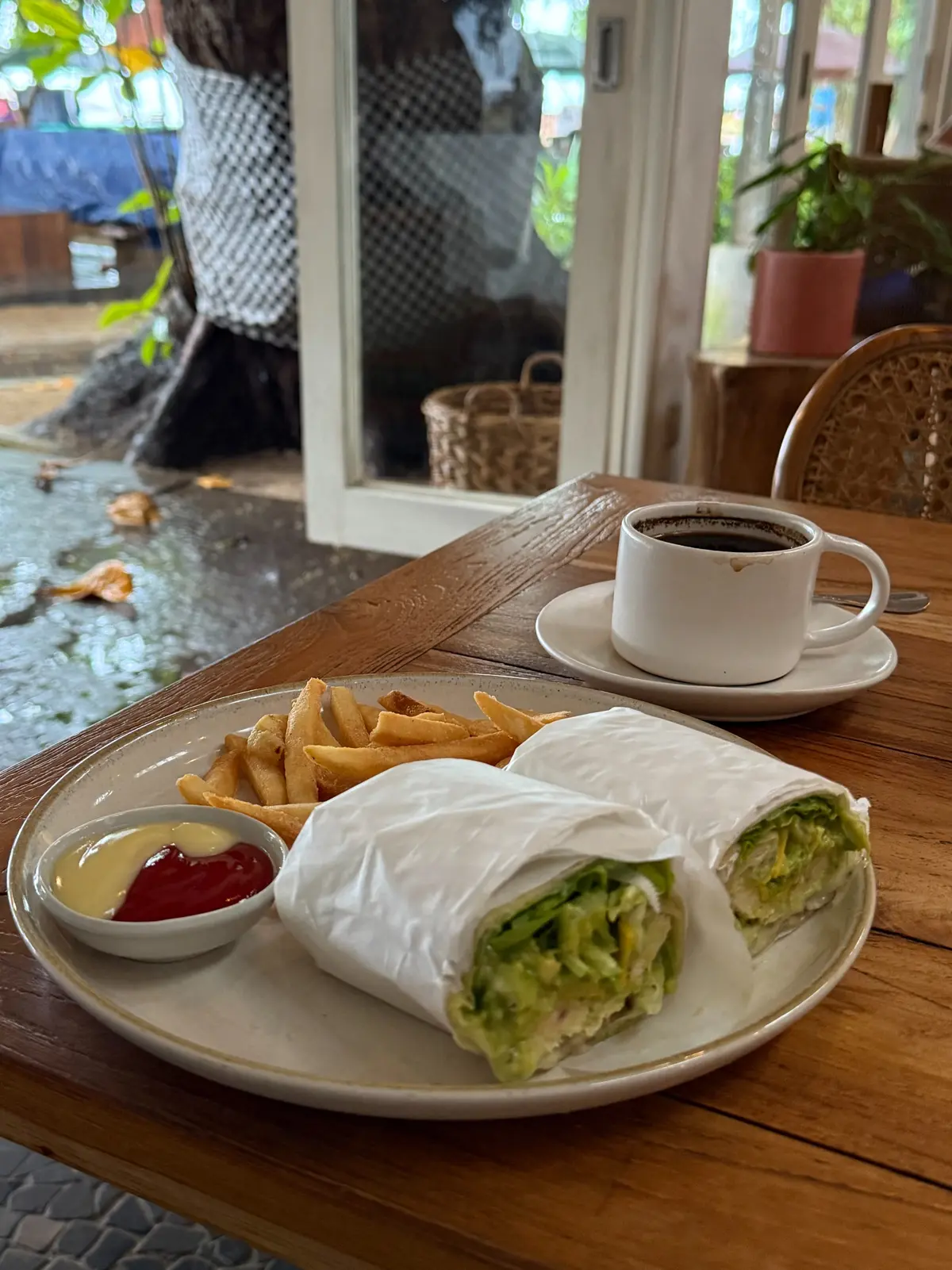 50代夫婦旅行　BALI 　バリ島　サヌール　サヌールビーチ　アボガドチキンサンド　バリコーヒー