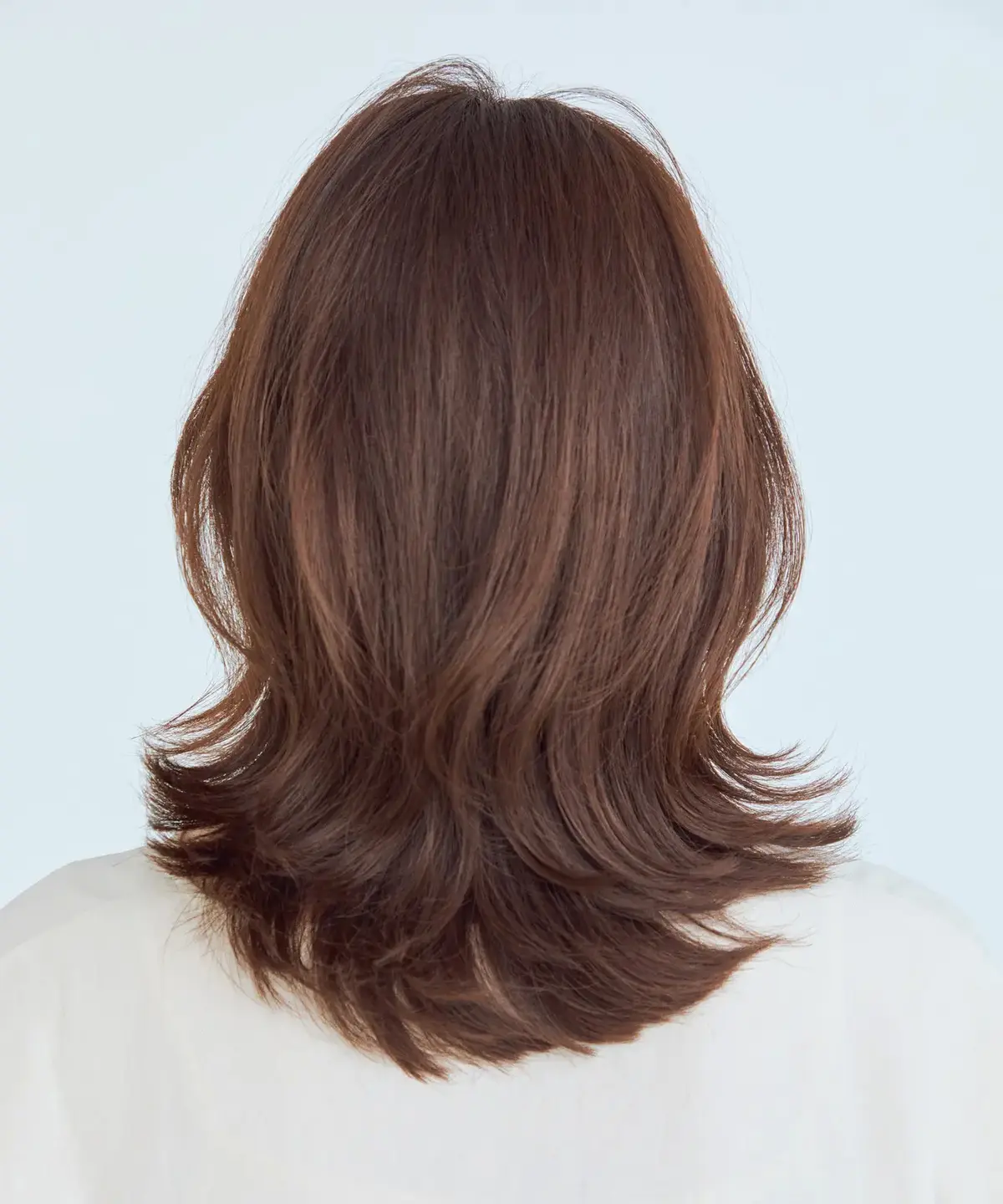 顔まわりとバックでフォルムを変える。新発想でミディアムの髪悩みをクリアに