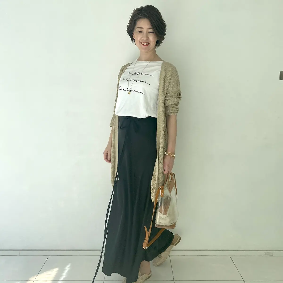 黒ツヤスカート×白ロゴTシャツで力の抜けの画像_2