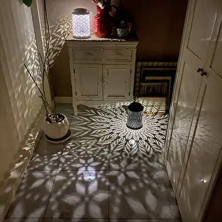 廊下に置いたLEDソーラーランタン