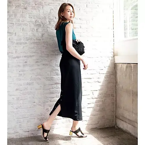 Room no.8×eclat 【別注】ボタンスリットリブスカート ￥33,000