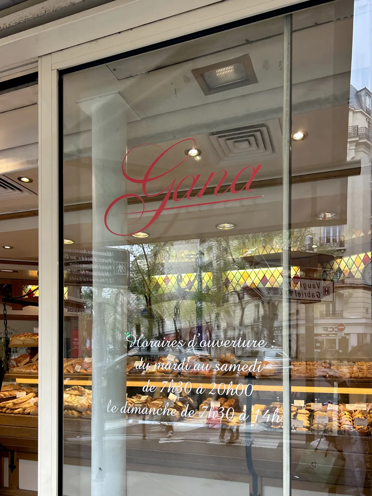 パリ　パン屋　クロワッサン　ブーランジェリー