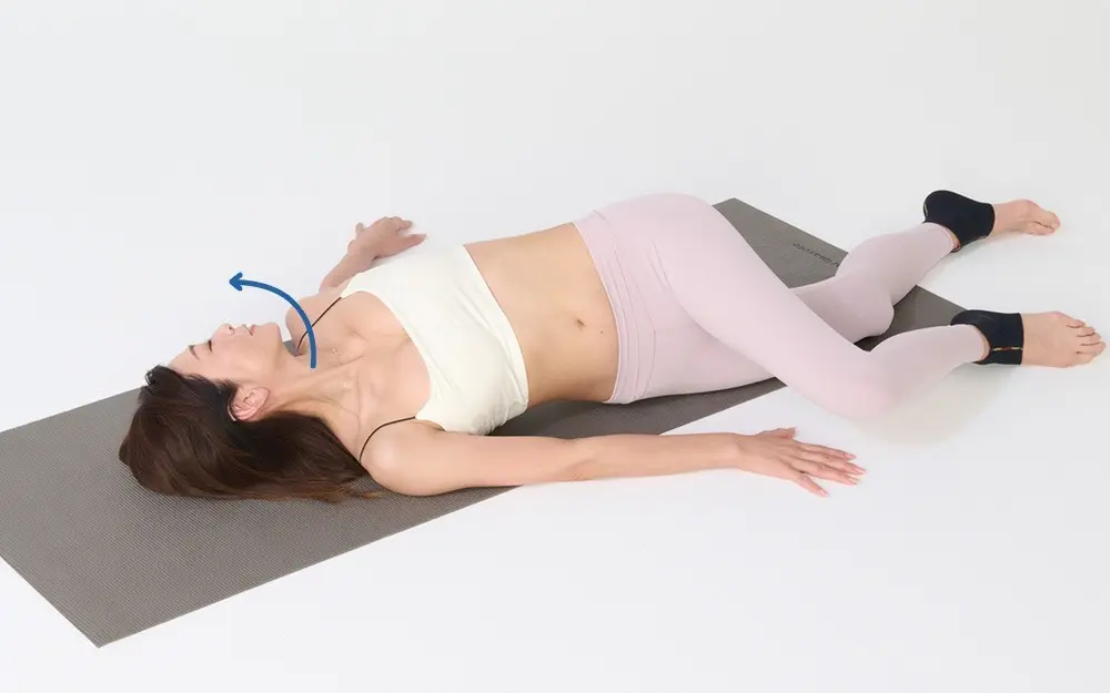 OurAge×Webエクラ　⑤そのままの姿勢で、首を左にねじって3〜5呼吸。足と手のひらで床を押しながら行いましょう。④⑤を１〜2セット。次に、左右を入れ替えて同様に行って。