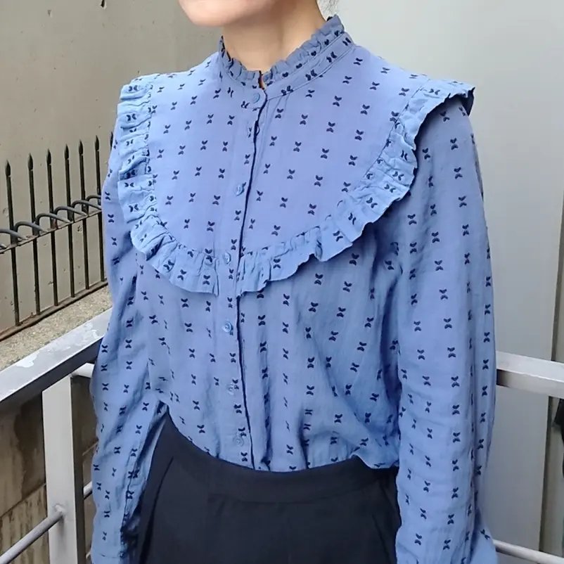 ブルースタンドカラーフリルブラウス