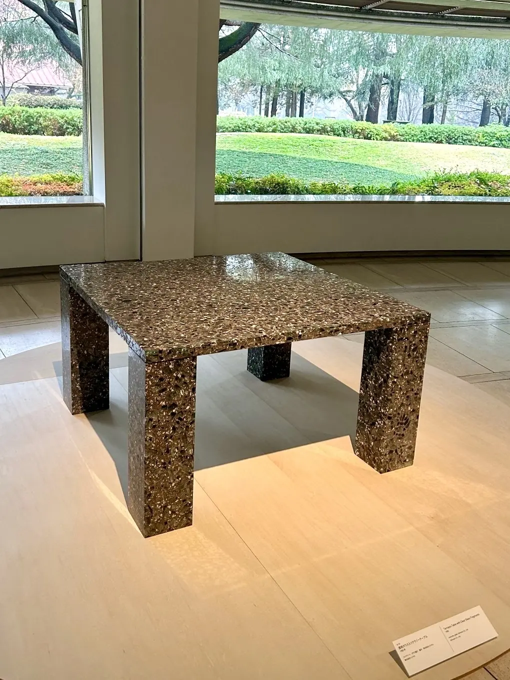 ~透明ガラス入りテラゾーテーブル~