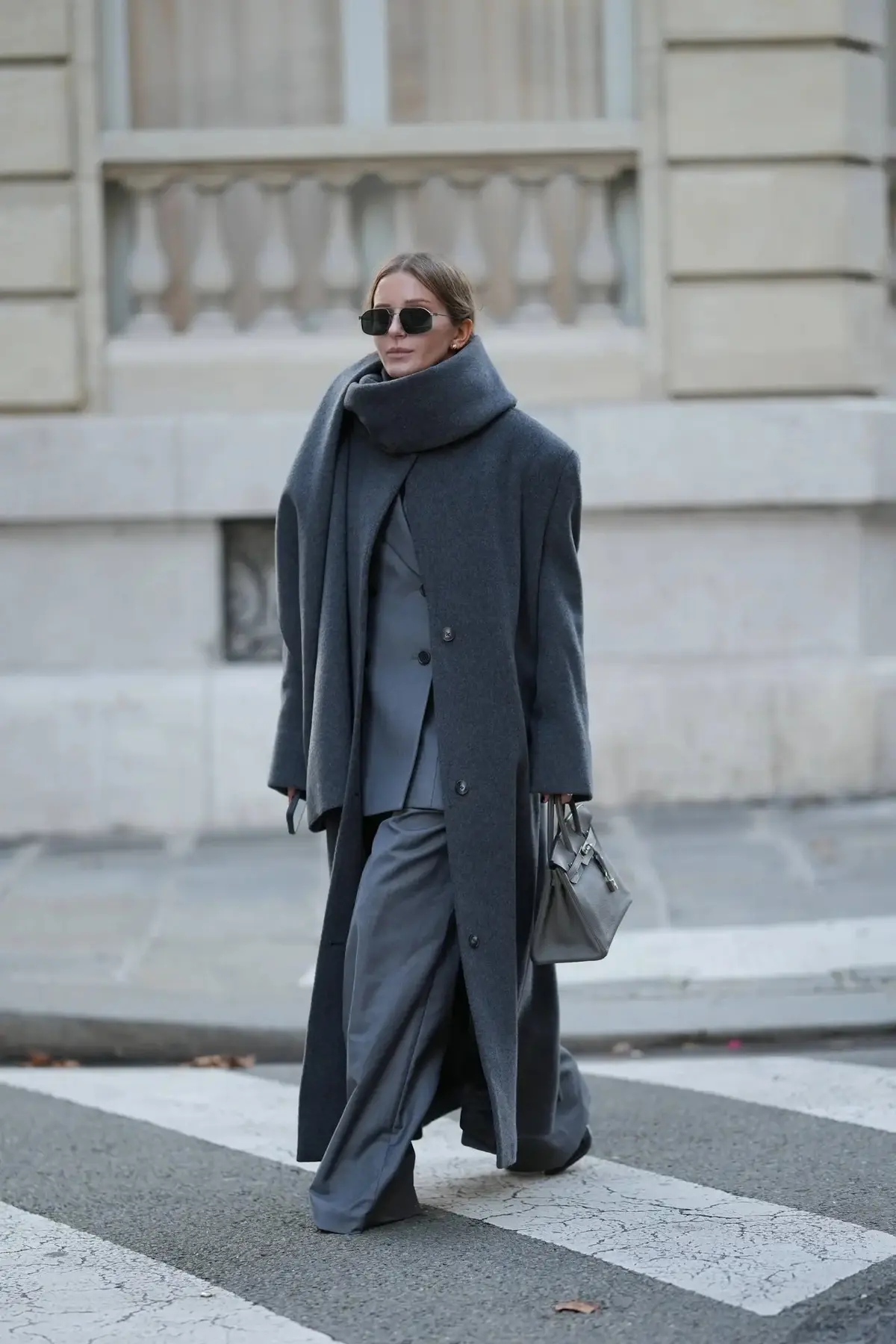 冬本番に真似したい！ コートとマフラーは同色が新ルール【おしゃれな大人は何着てる？海外ファッションSNAP vol.03】