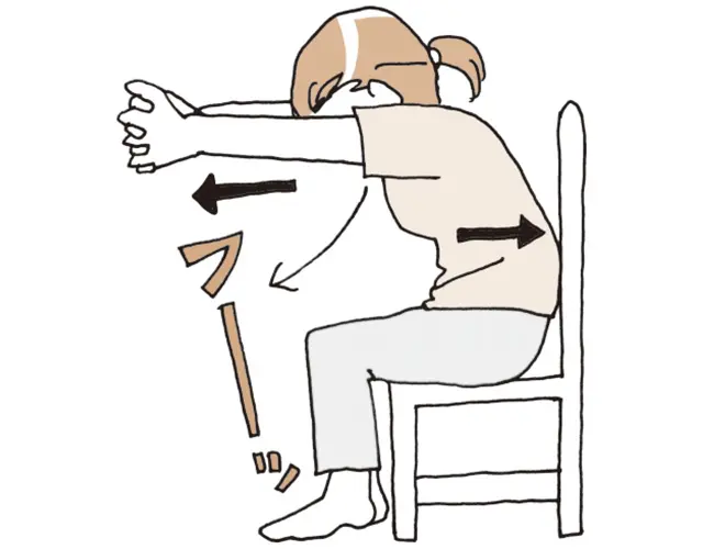 椅子に座り、背筋を伸ばし、胸の前で手を組む