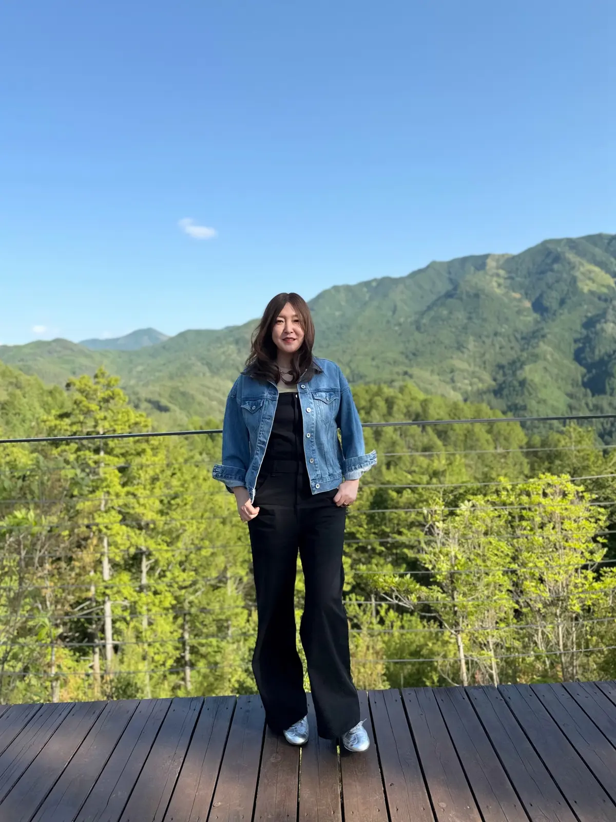 GUのサロペット×リボンスニーカー、UNIQLOのデニムジャケットで作る大人カジュアルコーデ