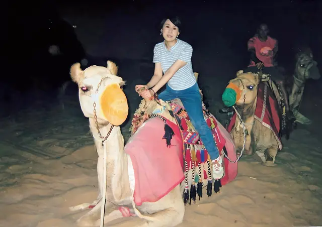 砂漠でラクダ体験。