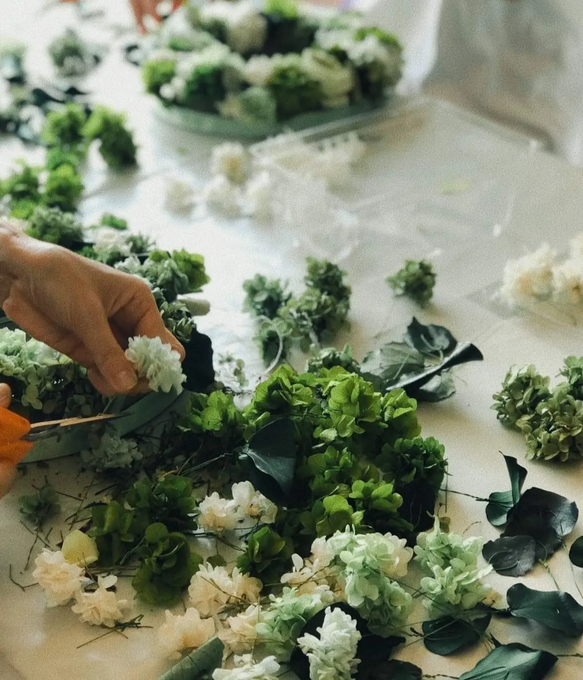 ワイヤのついた花をオアシスにさしていきます