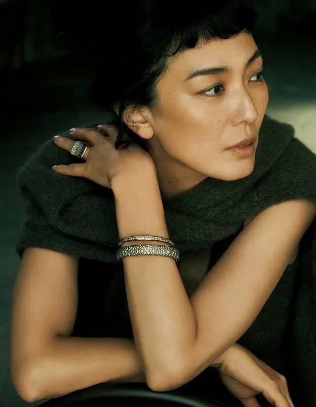 カラーダイヤをあしらった「ポメラート」のカクテルリング