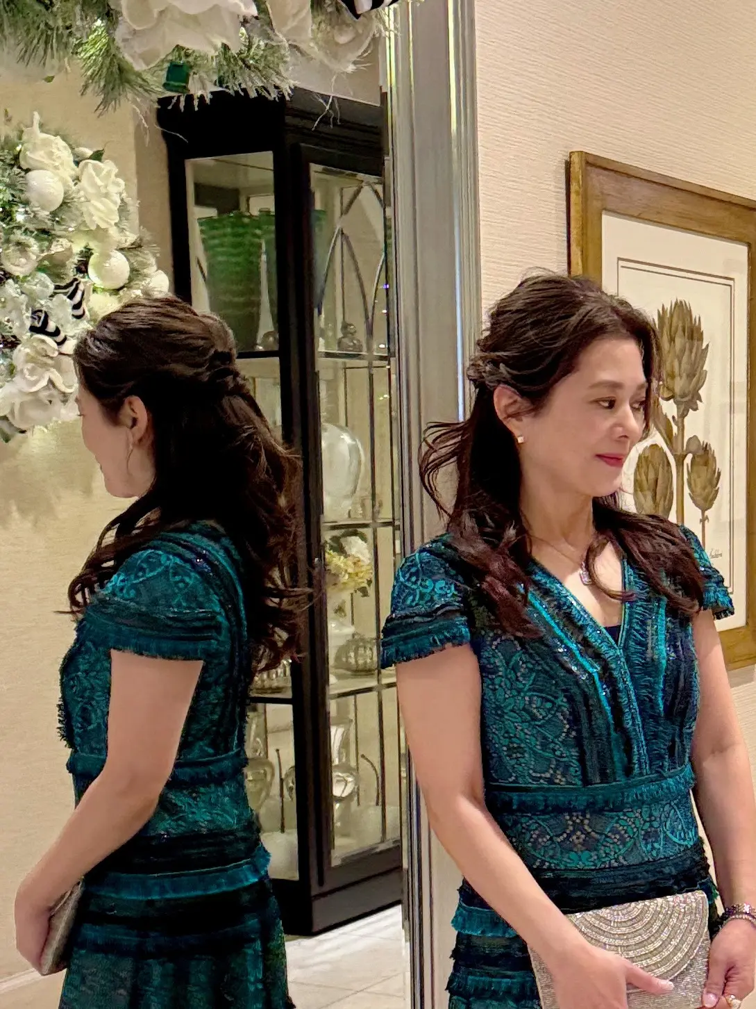 ソワレ・ドゥ・エクラのためにセットした50代女性ハーフアップヘア。強めカールとロープ編みで華やかに仕上げた横顔ショット。