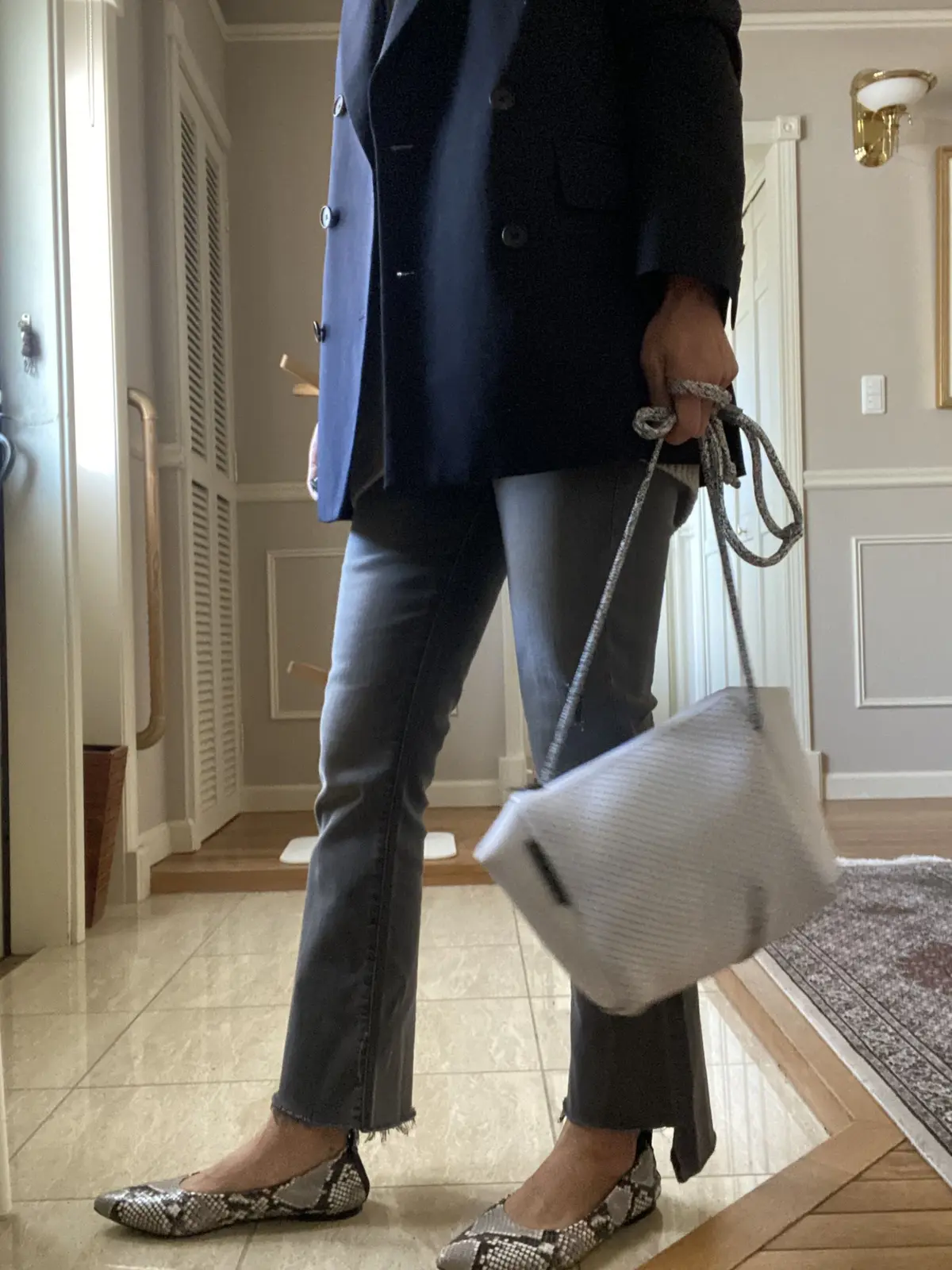 MOTHERの主役級デニムとパイソン柄シの画像_3