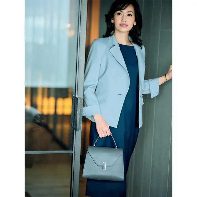 立体感ある襟と華ディテールの袖が会食映えを約束する一着