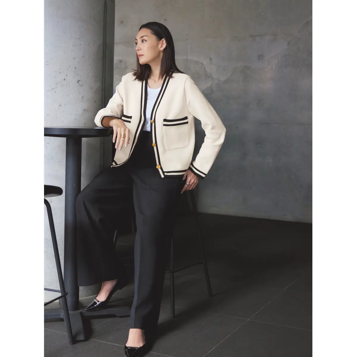白ノーカラーニットジャケットに黒パンツのコーディネート　モデル・LIZA