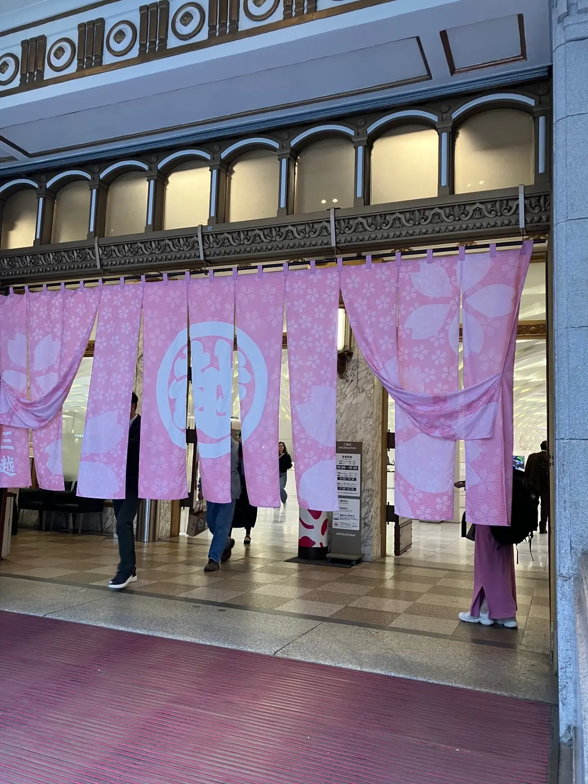 日本橋三越の桜ののれん