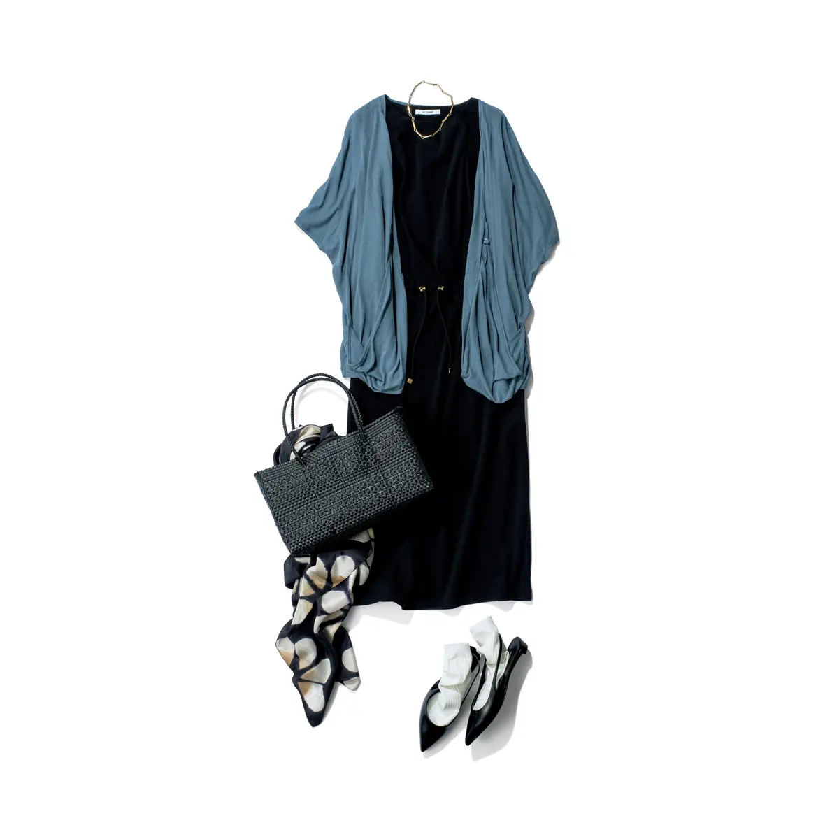 ネイビーワンピースに水色カーディガンを合わせたコーディネート　