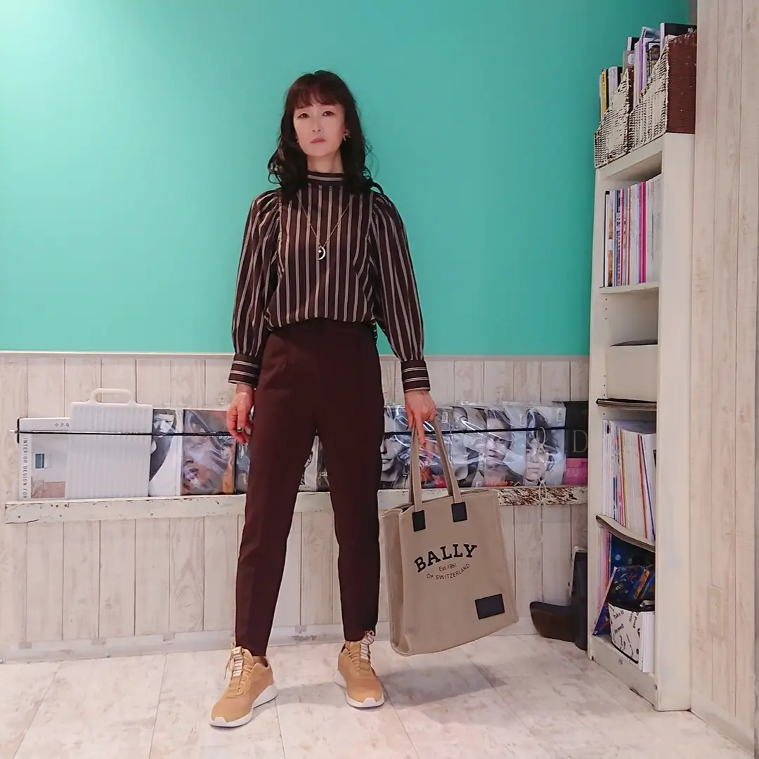 ブラウンブラウス  ブラウンパンツ  ベージュスニーカー