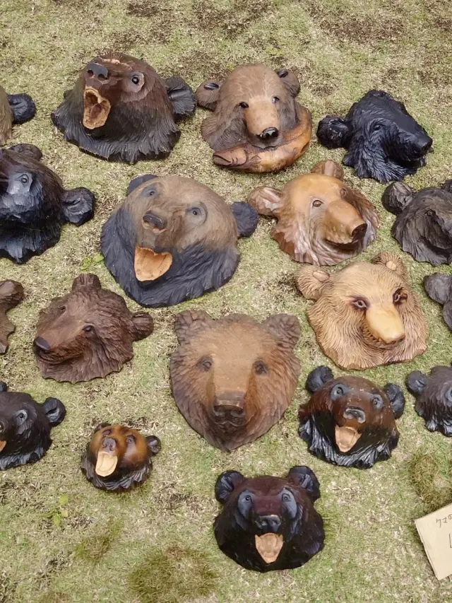 みどりの文化ゾーン ゆめひろばで開催。民芸品も驚きの量。木彫りの熊はそれぞれ表情が違います。