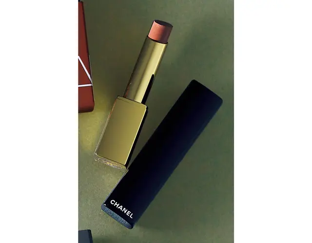 ルージュ アリュール レクストレ 812 ￥7,590／シャネル