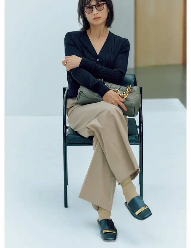 パンツと同系色でつなげれば上品なしゃれ感あるアクセントになる黒田エイミ