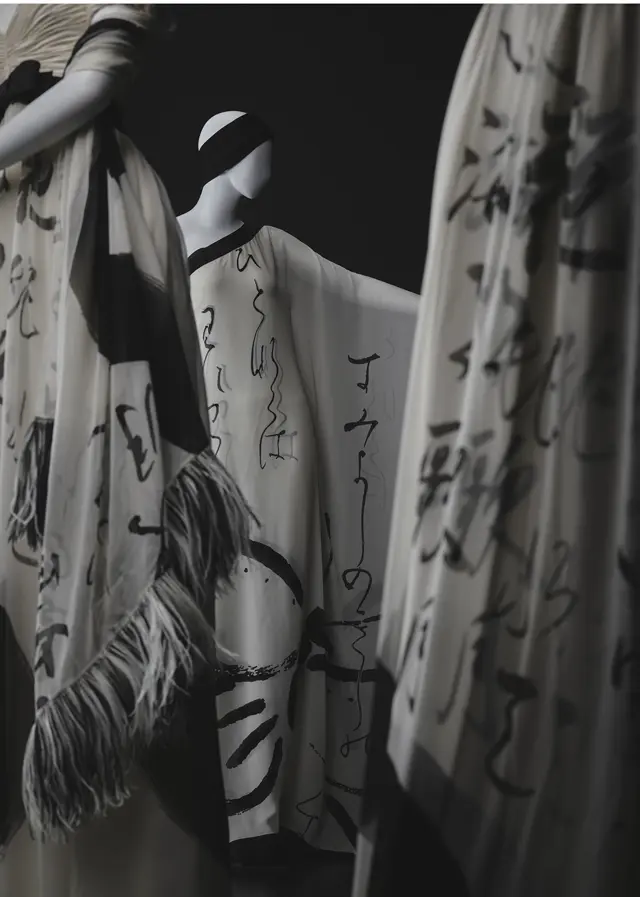 鬼しぼりちりめんなど日本の伝統的な布地を使い、 華やかな東洋の美を表したコレクションにはジャーナリストも大挙押し寄せた。