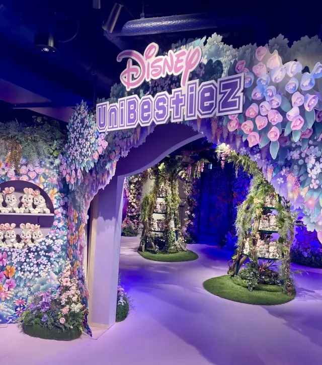 ミッキーとミニーが吸い込まれてしまった不思議な図鑑の空間。