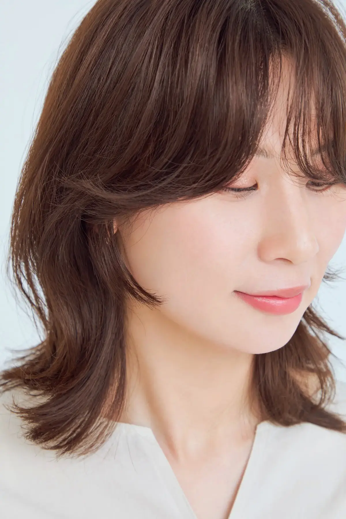 顔まわりとバックでフォルムを変える。新発想でミディアムの髪悩みをクリアに