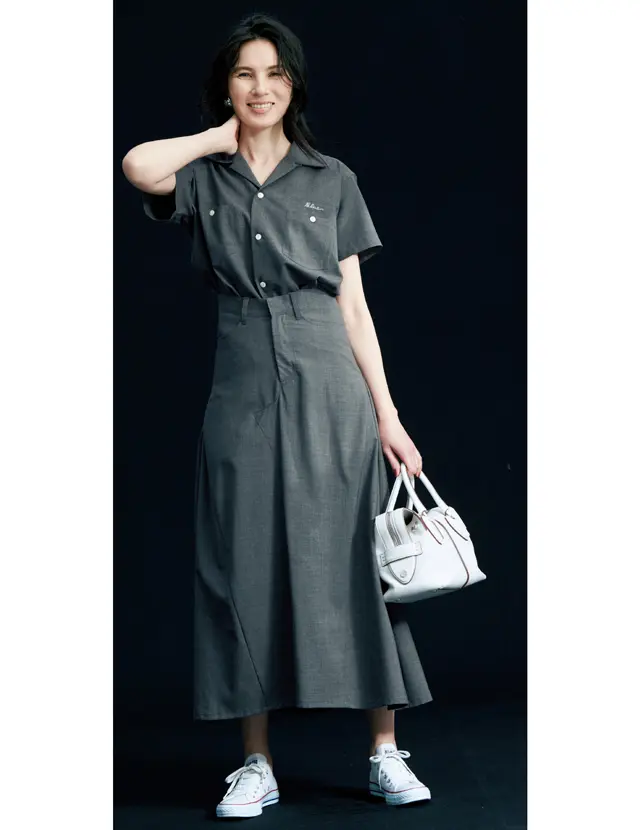 半袖シャツと揺れるスカートで