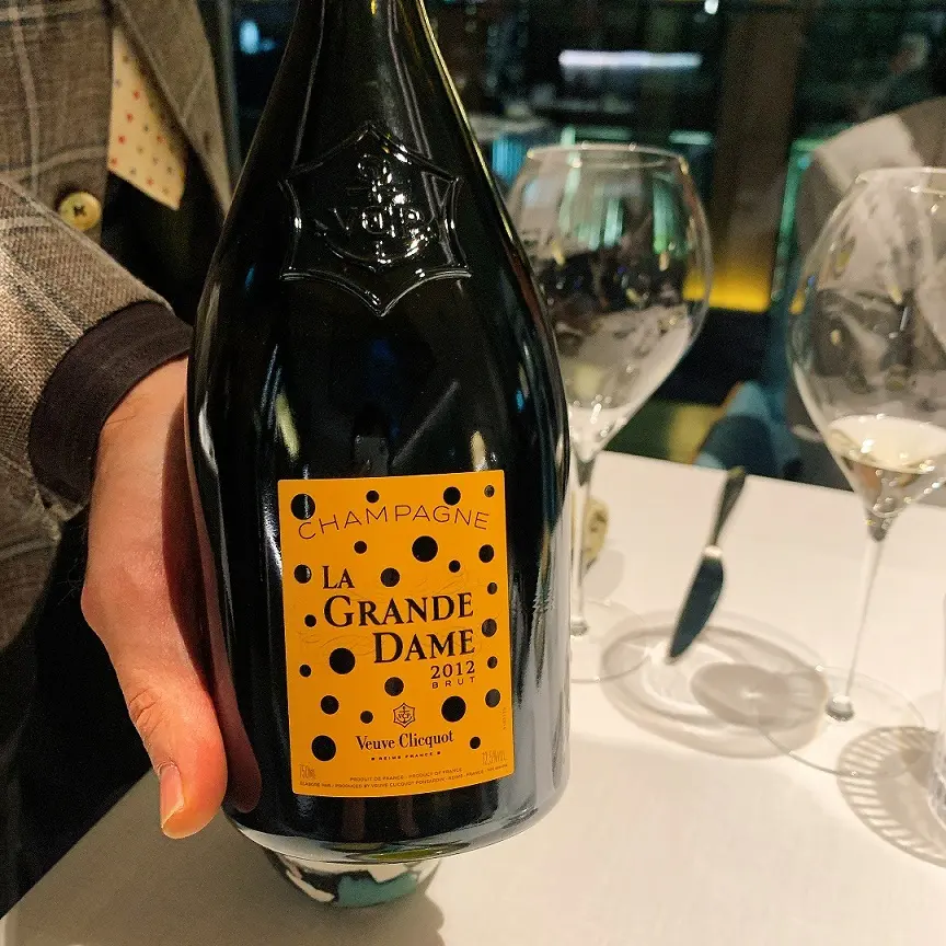 現代アーティスト草間弥生とのコラボレーションボトル