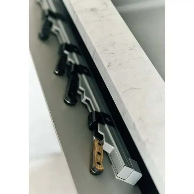 シンク下は、浅い奥行きを利用して包丁を収納。斜めに開くので出し入れしやすい