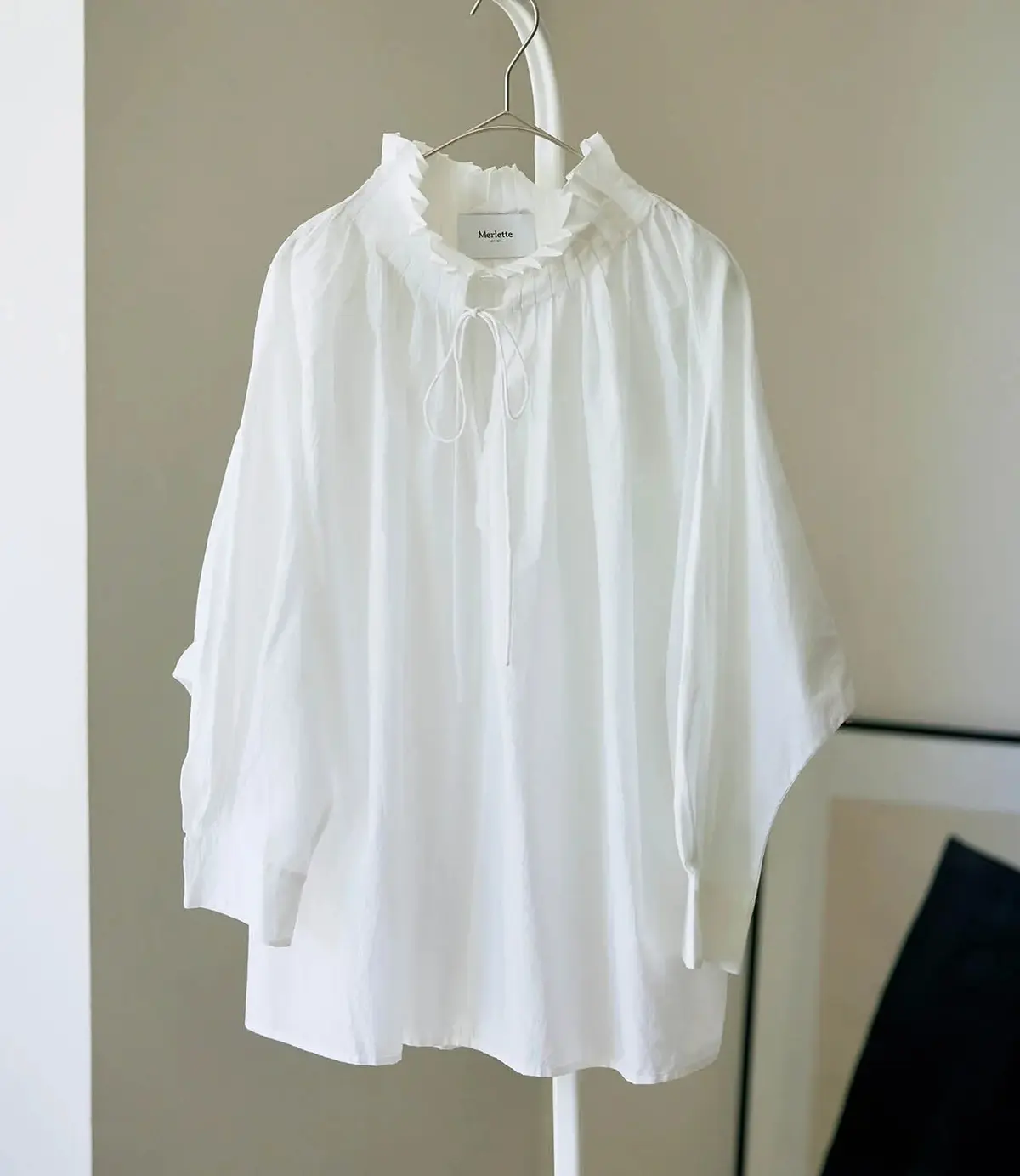 【50代が買うべき春トップス】襟もとを大人っぽく盛る甘めディテールのトップス4選