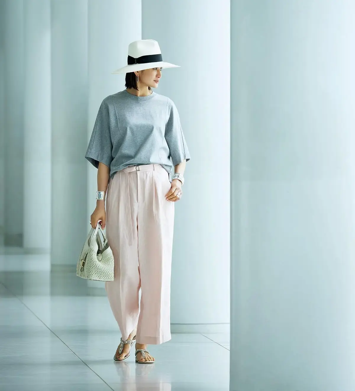 ベルトデザインのメリハリで、ゆる×ゆるのシルエットもすっきり。こなれたしゃれ感が漂う