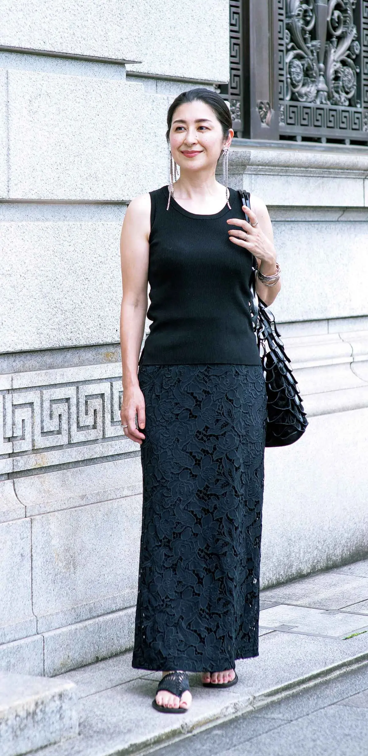 シンプル&フェミニンな 黒コーデ。決め手は抜け感